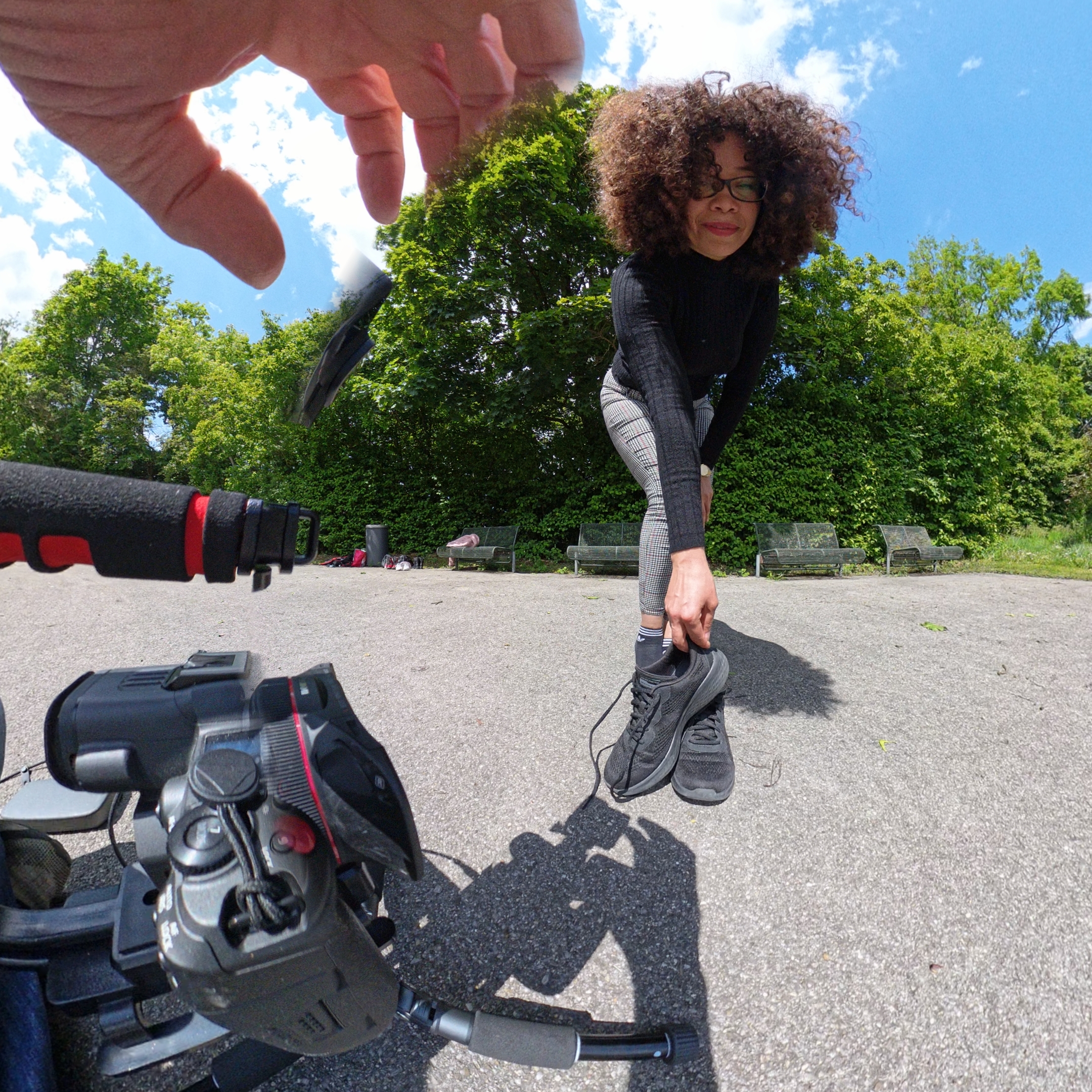 Model und Kameraequipment bei einem Outdoor-Dreh